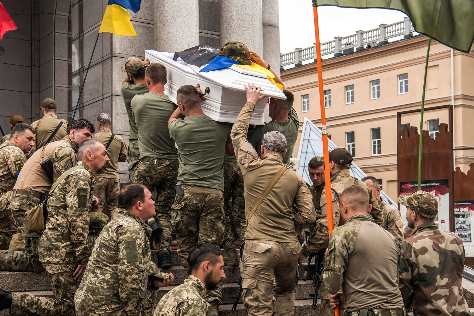 Украинские солдаты в Киеве несут гроб во время похорон своих однополчан, погибших в бою с российскими войсками. 5 августа / Dimitar Dilkoff / Reuters / Le Monde