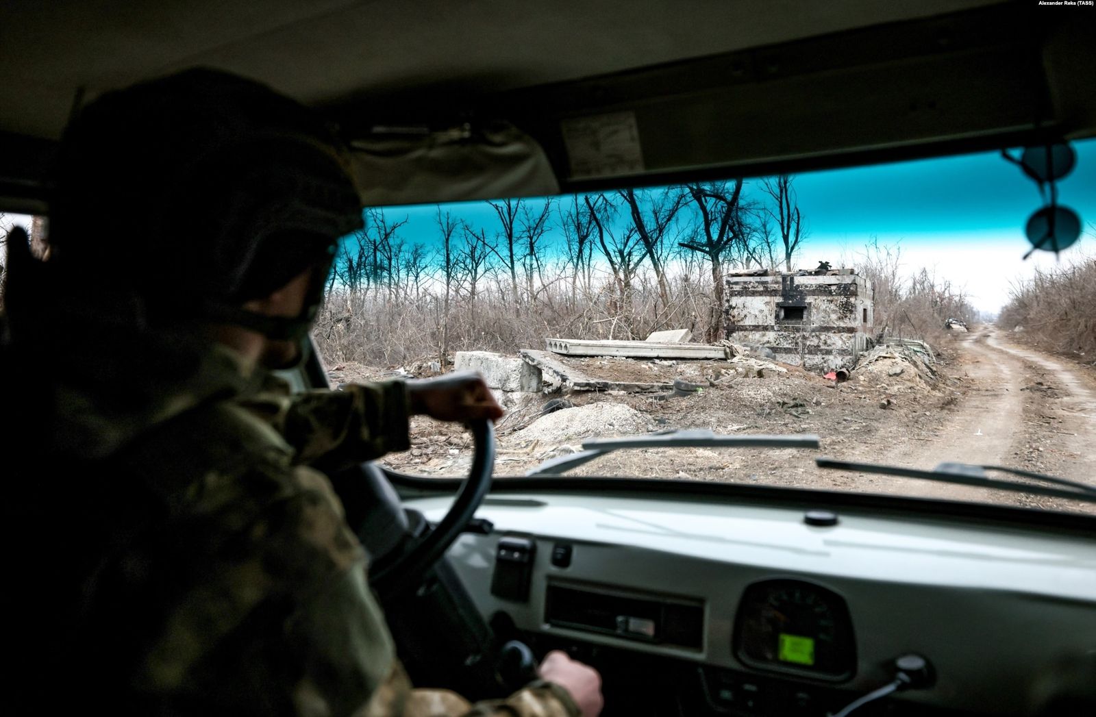 Российский солдат едет по окраине Авдеевки 22 февраля.  Большая часть украинской обороны Авдеевки была достигнута с помощью беспилотников-камикадзе с видом от первого лица. FPV-дроны уничтожили российскую бронетехнику: более 100 российских машин было