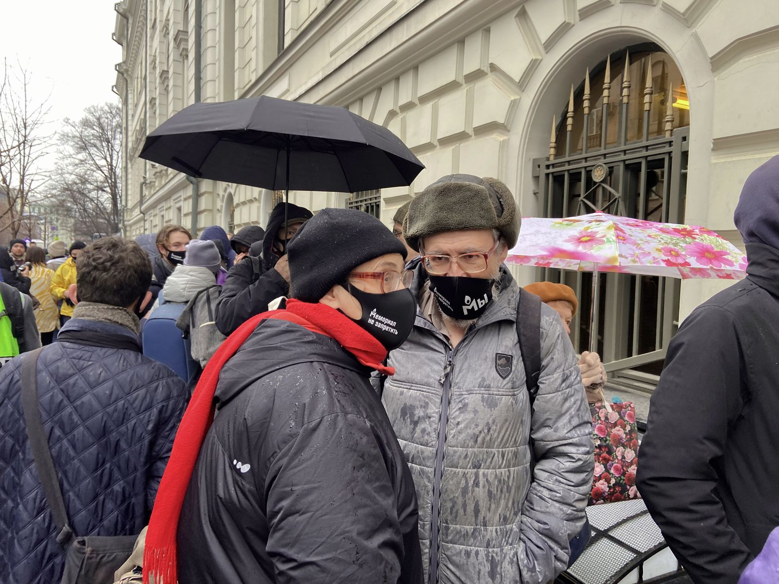 Очередь у здания Верховного суда России. Граждане и СМИ ожидают возможности попасть внутрь / Костя Сиденко