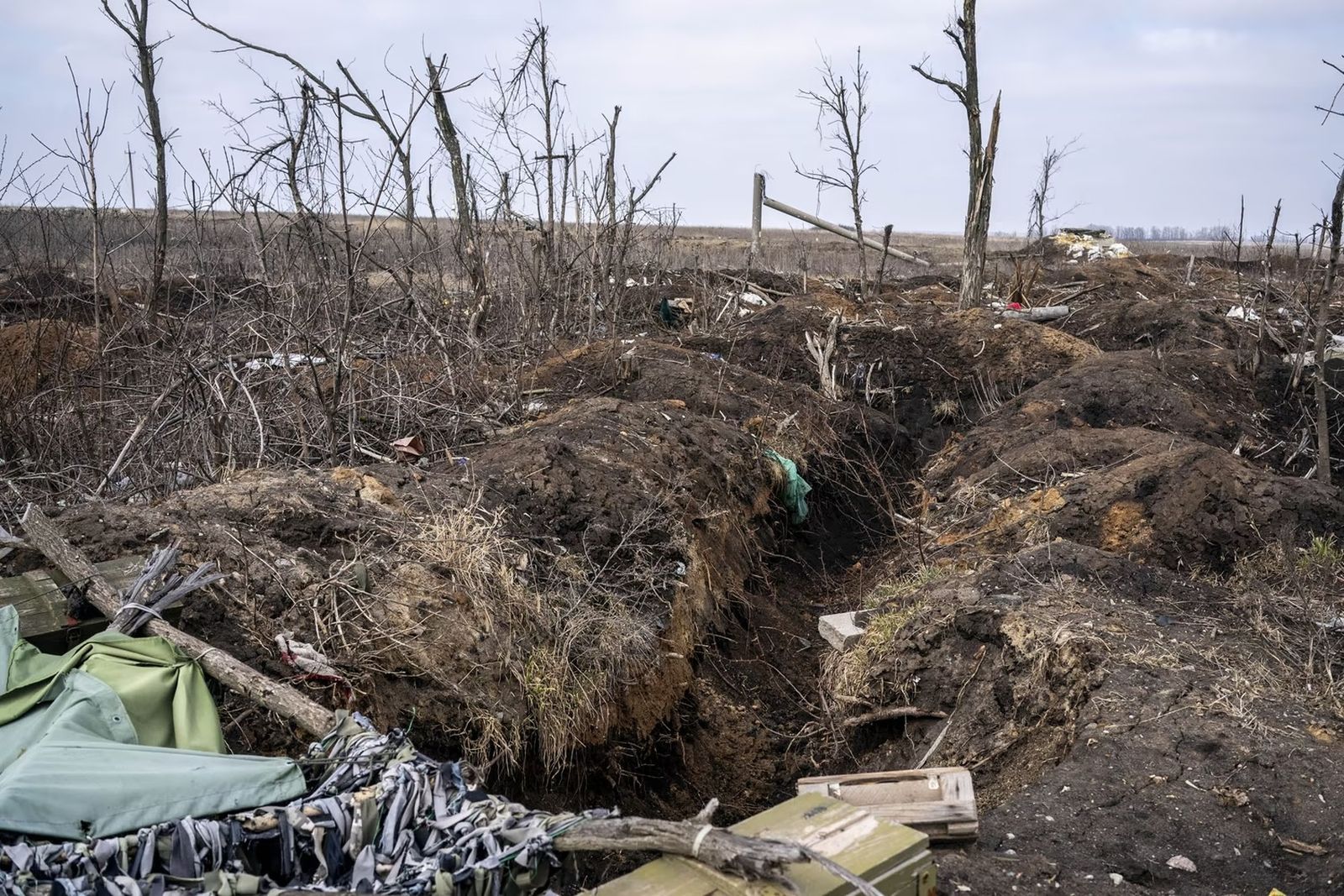 Вид на траншеи, вырытые в полях под Харьковом. В марте российские войска продолжали обстреливать Харьков. По заявлениям главы администрации харьковской области Олега Синегубова 10 марта, в Харькове и в области более 500 тысяч человек остаются без све