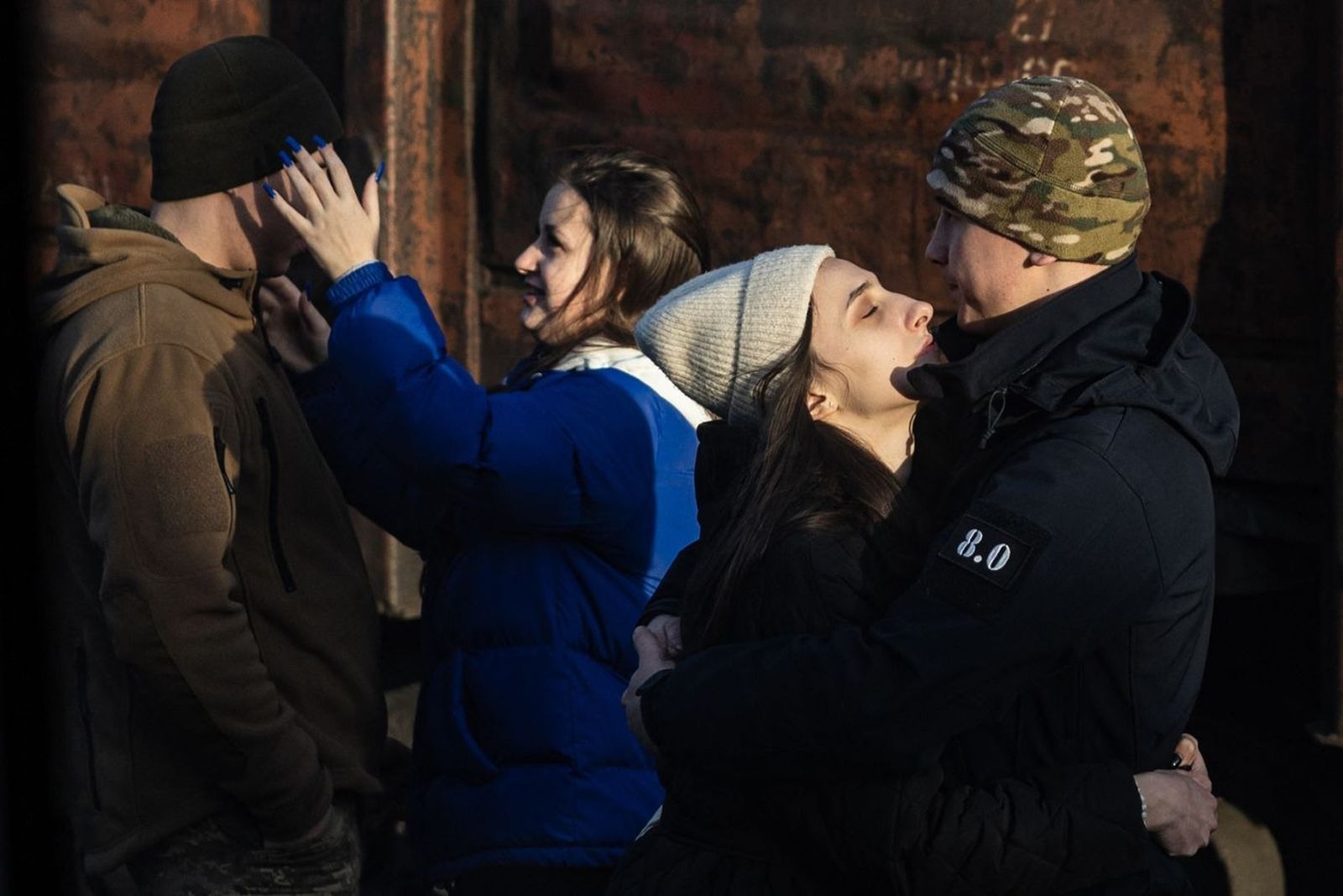 Жительницы Украины провожают  своих мужей на фронт на вокзале в Краматорске. 3 января / Sameer Al-Doumy / AFP / Getty Images / CNN 