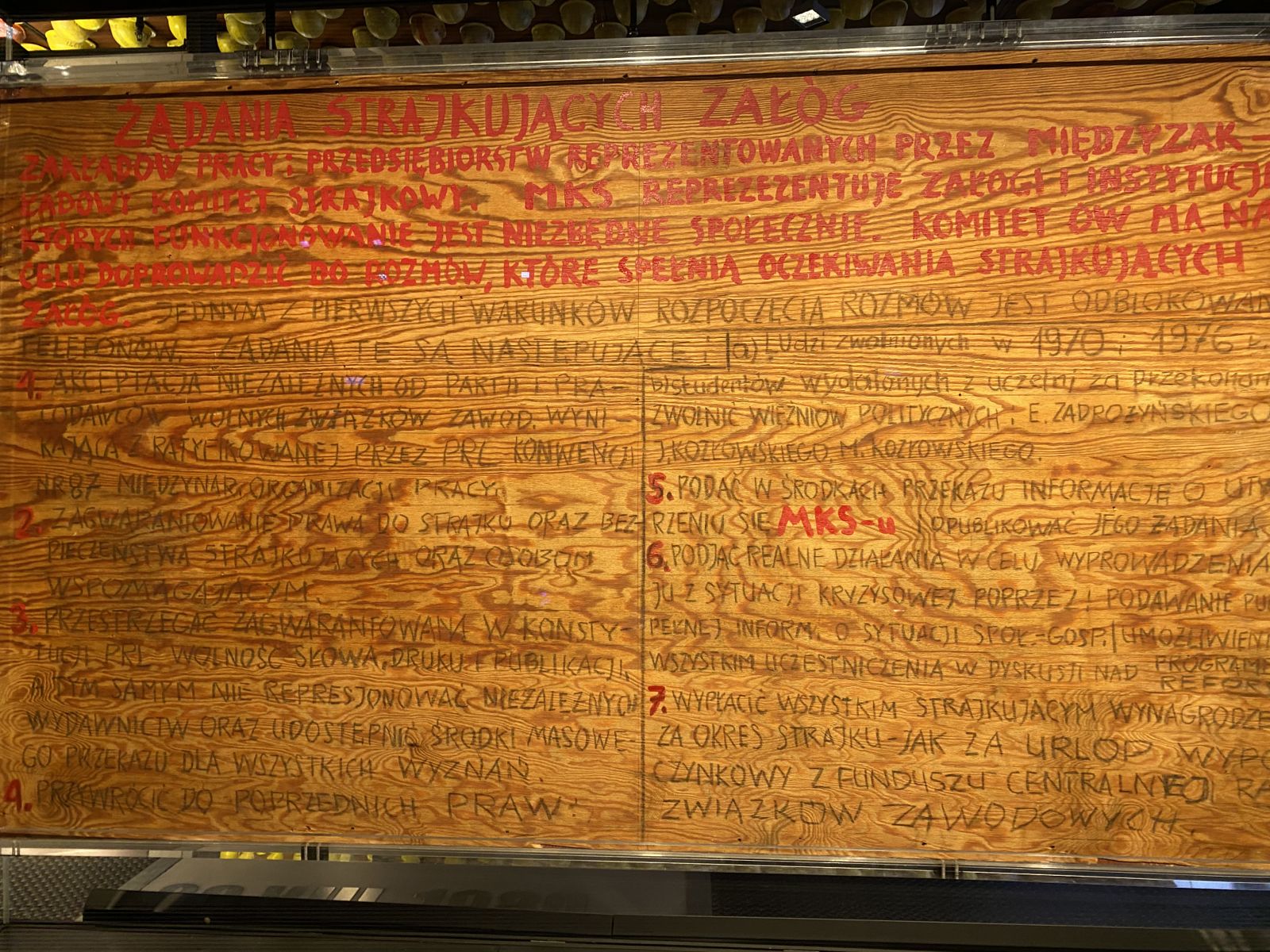 Доски на&nbsp;которых бастующие на&nbsp;гданьской судоверфи написали свои требования к&nbsp;властям, музей «Центр Европейской Солидарности», Гданьск. В&nbsp;2003 году доски были включены в&nbsp;реестр ЮНЕСКО как объект всемирного документального наследия. Фото автора.