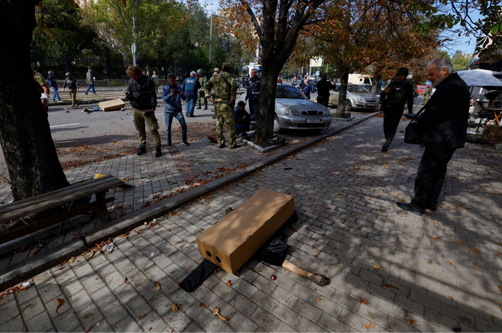 Накрытое картонной коробкой тело жителя, погибшего в результате обстрела украинскими войсками Крытого рынка в центре Донецка. Мэр города‌ Алексей Кулемзин заявил о гибели шести человек. 22 сентября / Alexander Ermochenko / Reuters / Scanpix / LETA / 