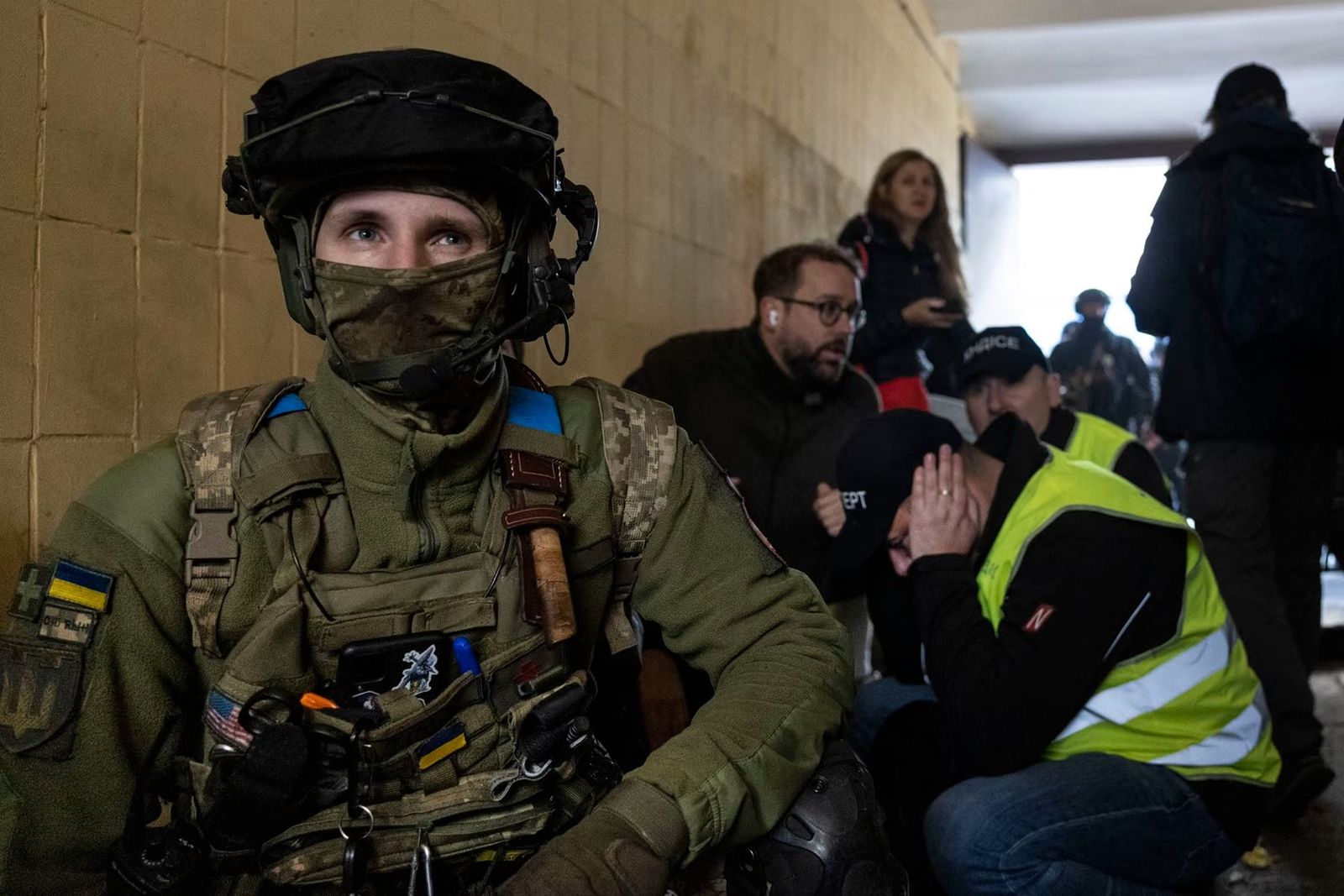 Военные, спасатели и местные жители укрываются в убежище во время российской атаки по Киеву иранскими беспилотниками. 17 октября / Paula Bronstein / Getty Images / Atlantic