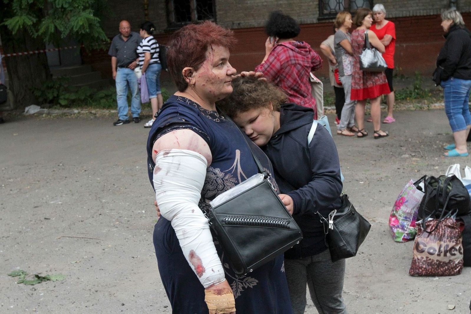 Мать и дочь после российского ракетного удара в Днепре. Семья приехала в город из Северодонецка, оккупированного российскими военными. 16 июля / Mykola Miakshykov / Укринформ / ZUMA Press Wire / Scanpix / LETA / Meduza