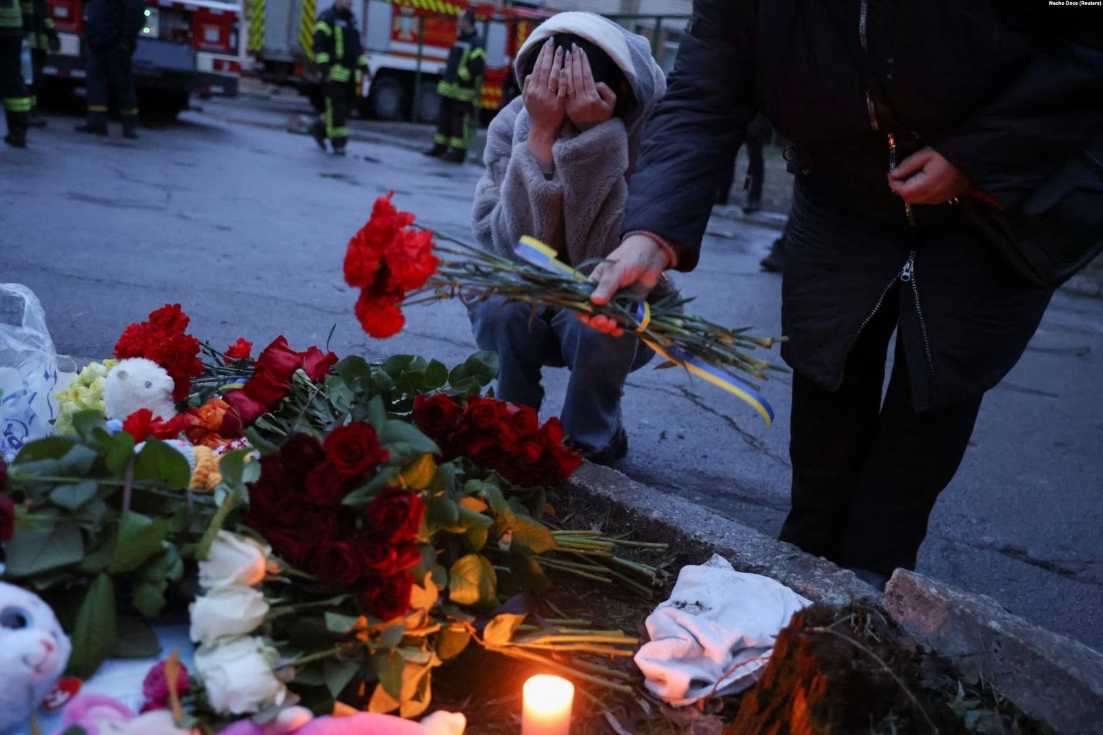Женщина плачет над мемориалом, который посвящён погибшим в авиакатастрофе украинцам в Броварах. 18 января / Nacho Doce / Reuters / RF 
