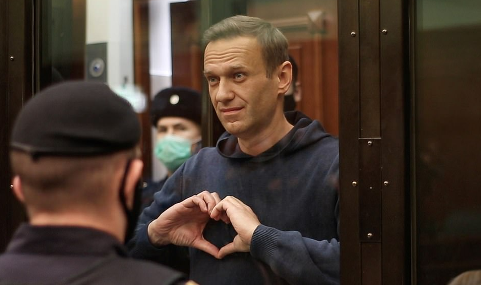 Алексей Навальный показывает сердечко жене во время оглашения приговора / Фото: пресс-служба Мосгорсуда / Приговор путинской России: главные факты о суде над Навальным — Discours.io