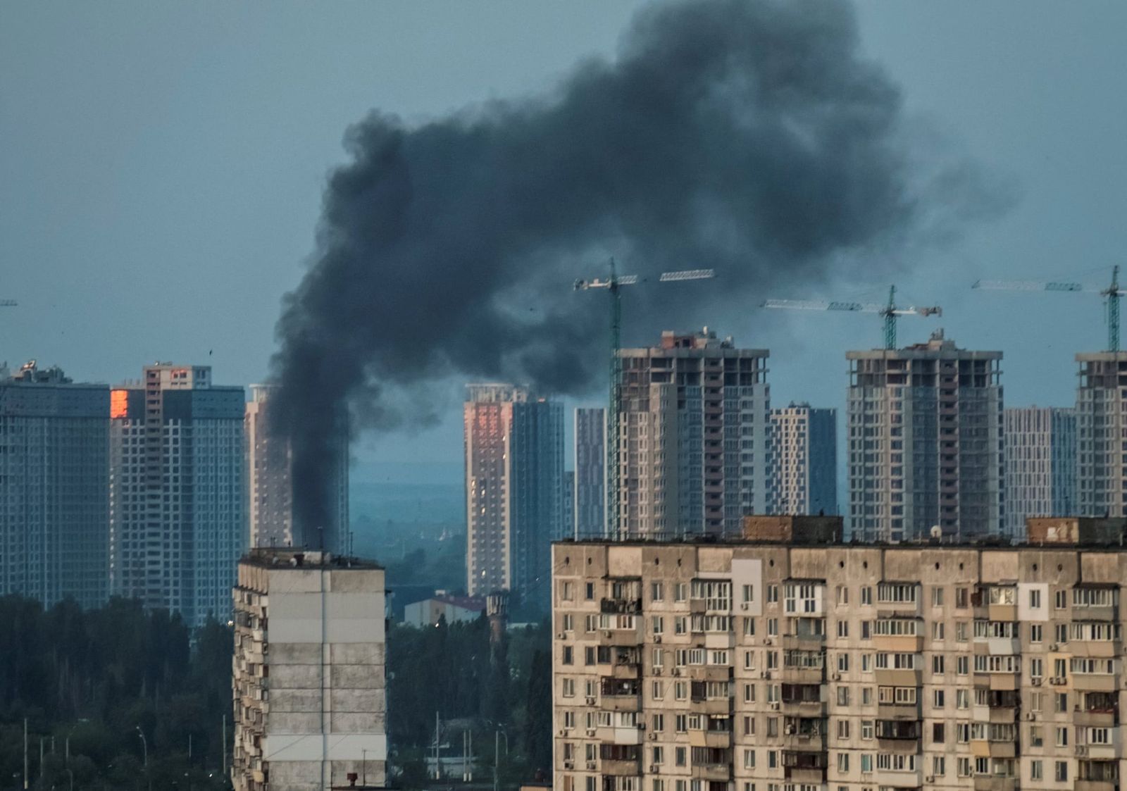 Дым над зданием, в которое попала ракета в результате массированного обстрела Киева. 18 мая / Reuters / The Guardian