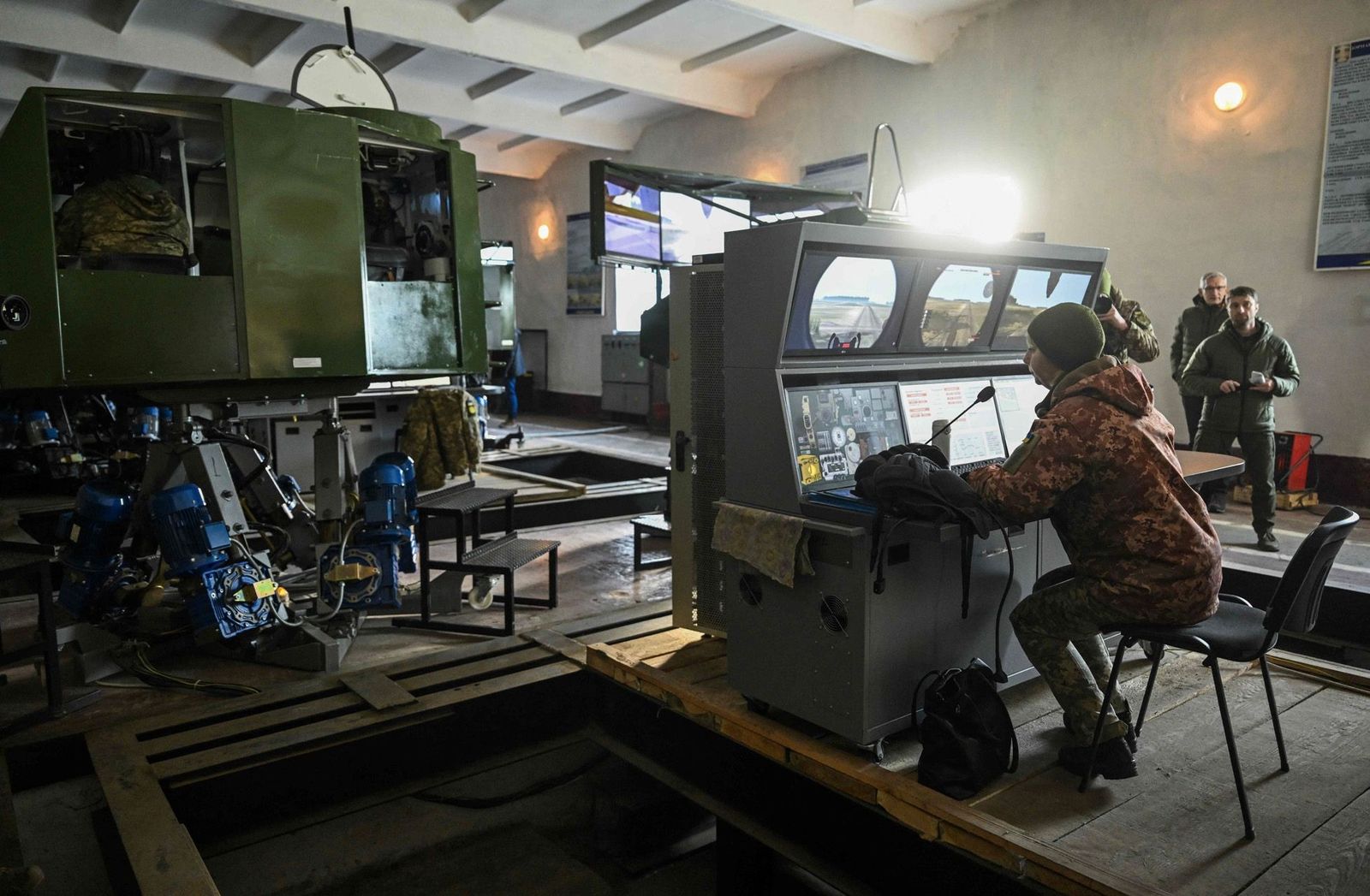 Украинская военнослужащая за танковым тренажером во время боевых учений на полигоне под Киевом. 21 ноября / Ina Fassbender / AFP