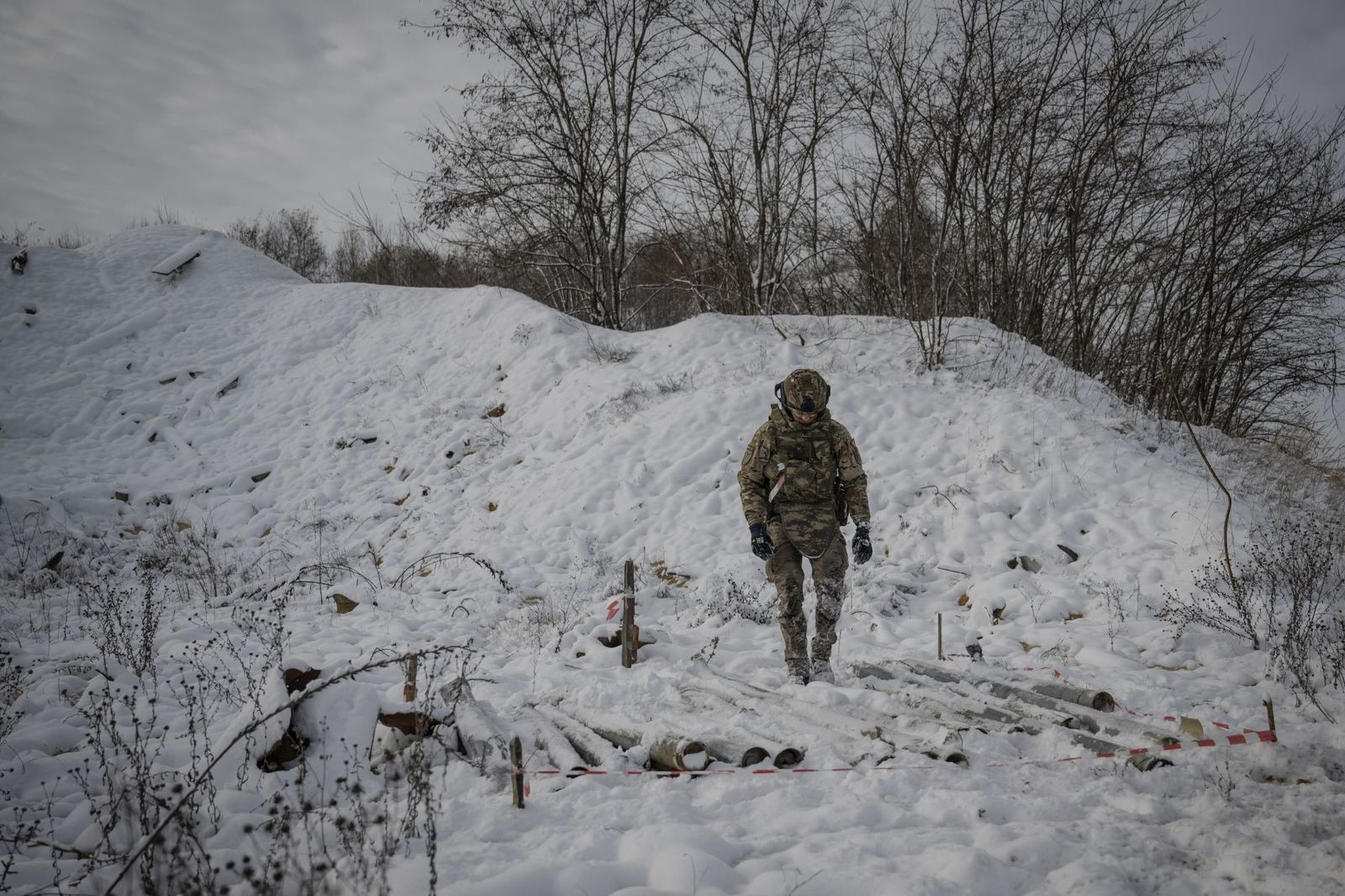 Украинский военнослужащий проводит разминирование на освобожденных территориях. 27 ноября / Ozge Elif Kizil / Anadolu