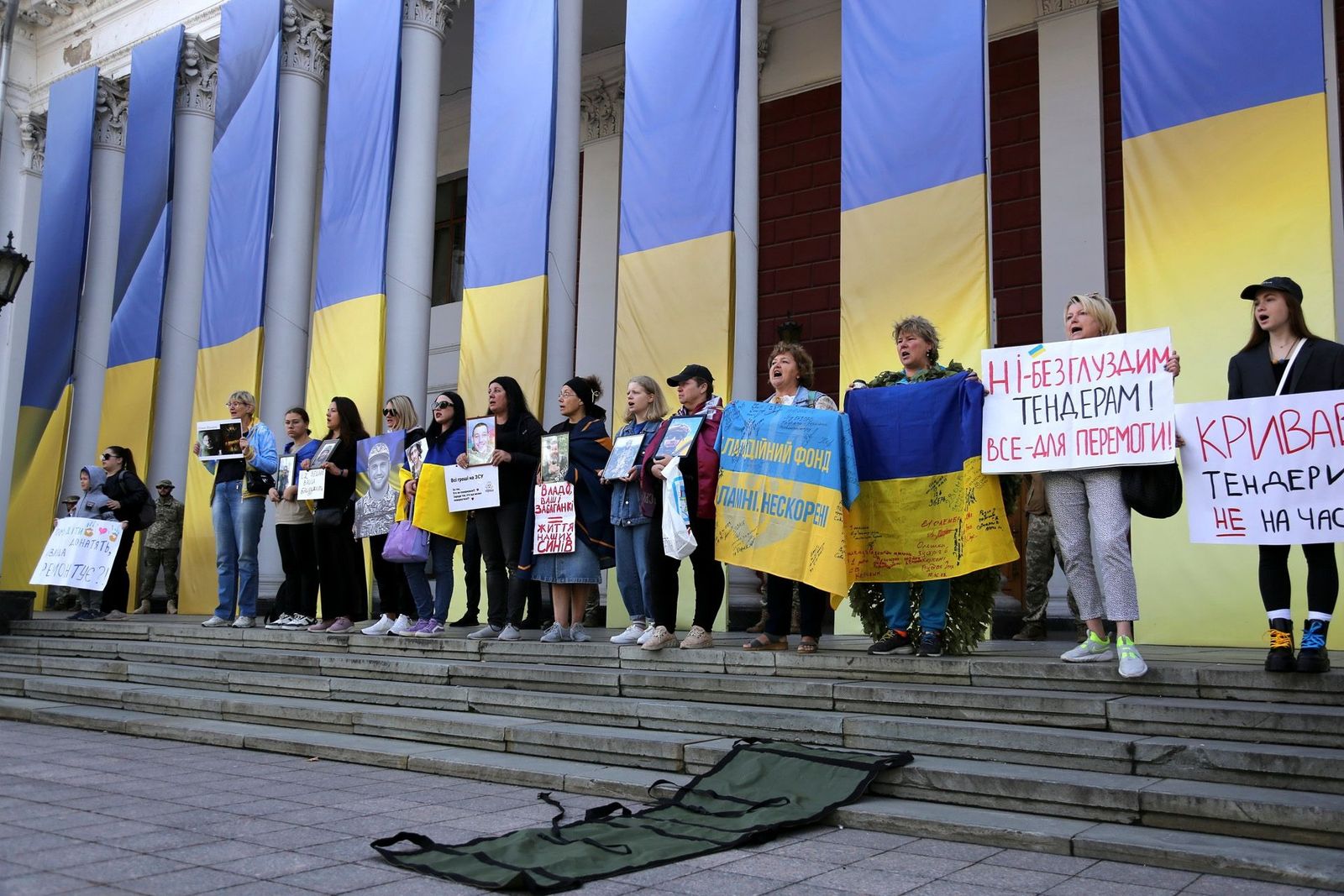 Протестующие у мэрии Одессы на Думской площади выступают против нецелевого использования бюджетных денег. По их мнению, они должны идти только на нужды ВСУ, а не на второстепенные расходы — например, на ремонт здания суда и покупку новогодних елок. 1