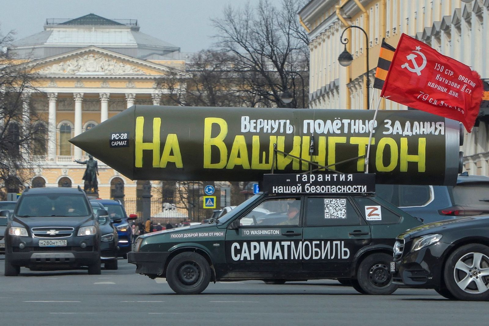 Автомобиль с макетом российской ракеты и советскими флагами на одной из улиц Санкт-Петербурга. Национально-освободительное движение (НОД) — российское ультраправое политическое объединение, связанное с Кремлем. Активисты НОД регулярно выходят с одино