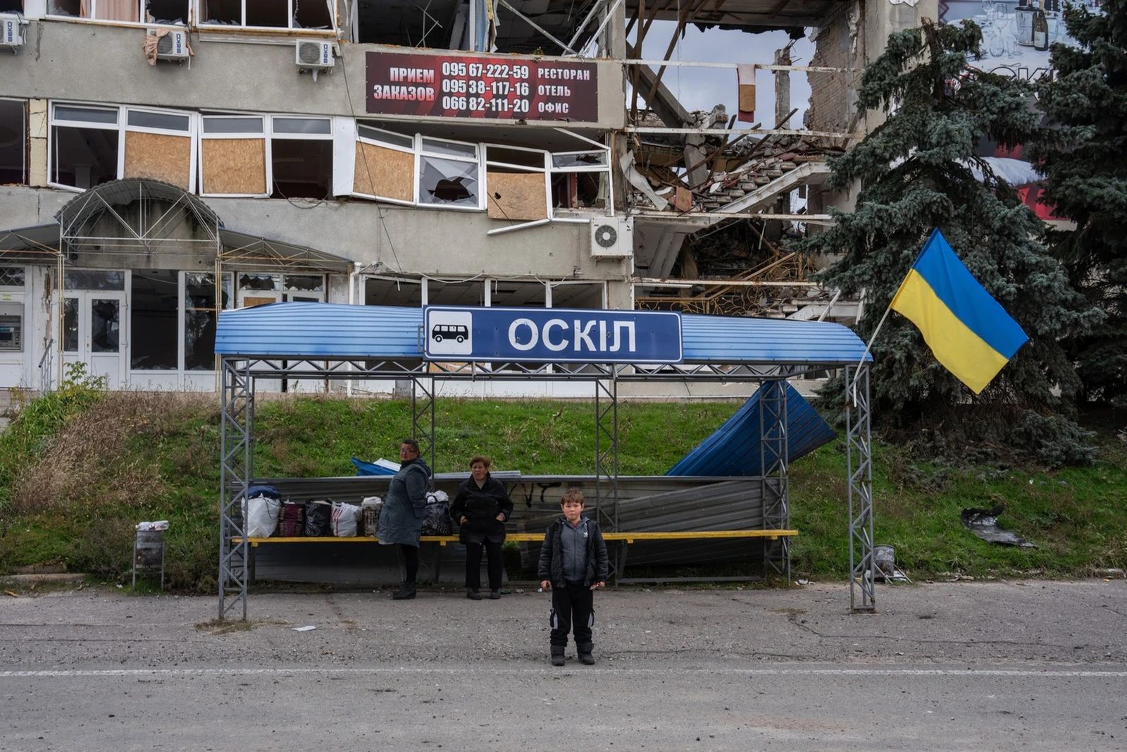 Люди ждут автобус на остановке в Купянске. 13 октября / Carl Court / Getty Images / Grid