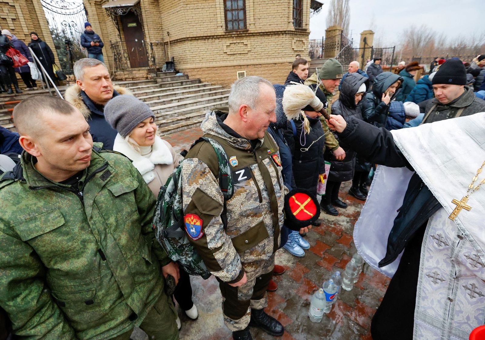 Православный священник проводит обряд возле храма в городе Алчевске, расположенном примерно в 40 километрах к юго-западу от Луганска и подконтрольном самопровозглашенной ЛНР. 19 января /Alexander Ermochenko / Reuters / Scanpix / LETA / Meduza