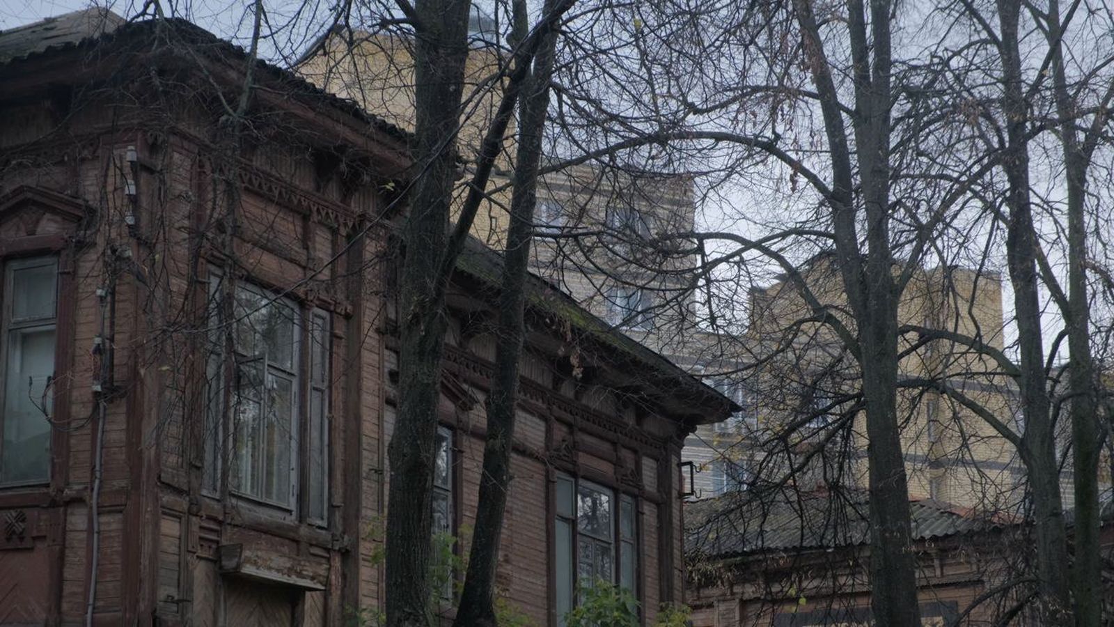На первом плане дом в Нижнем Новгороде, в котором проходила выставка «Переходное состояние» / Предоставлено документальным проектом Artarea Doc На первом плане дом в Нижнем Новгороде, в котором проходила выставка «Переходное состояние» / Предоставлено документальным проектом Artarea Doc