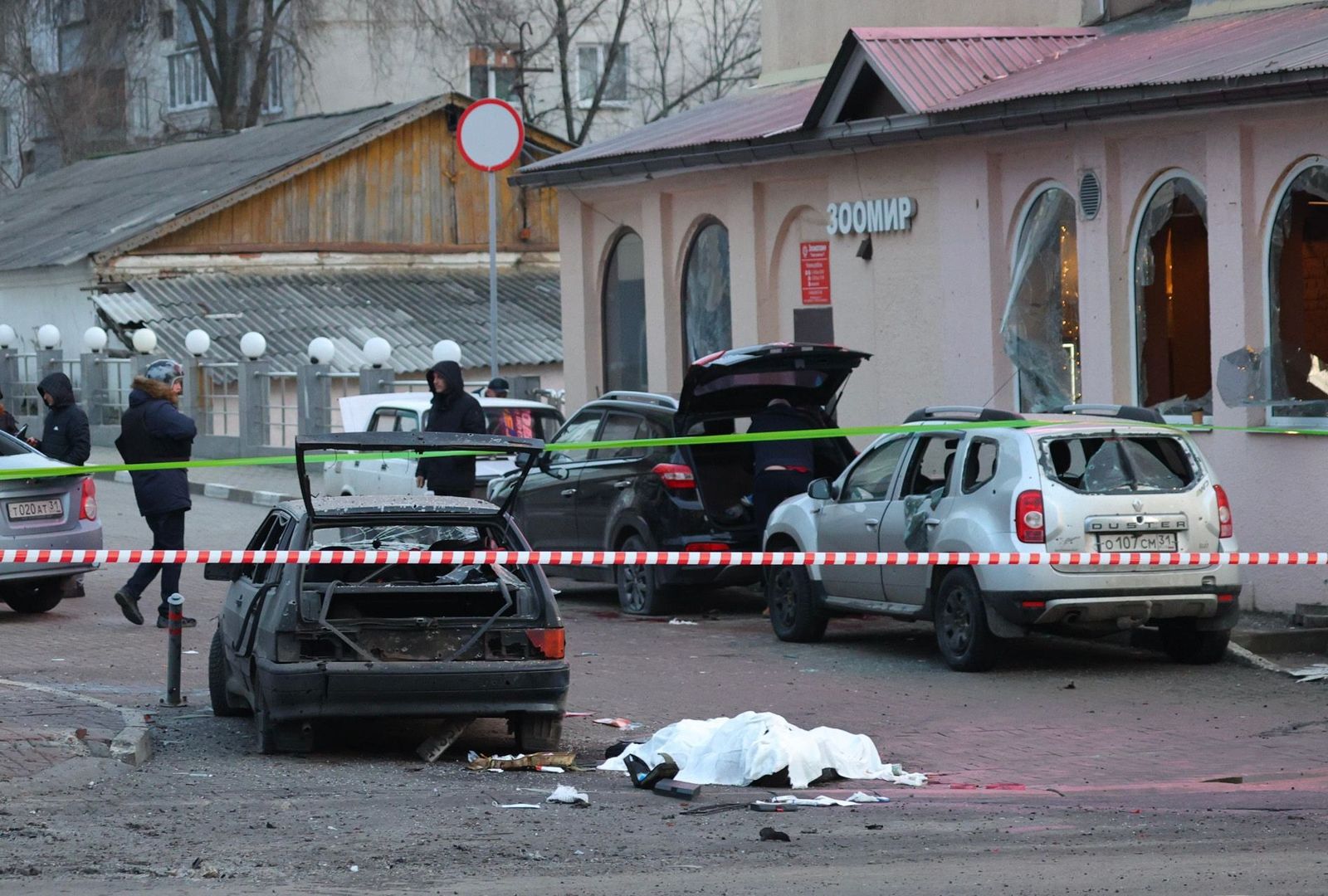 Тело погибшего в результате удара на улице Белгорода. В результате удара погибли 25 человек, пострадали 30 многоквартирных домов, 381 квартира, несколько частных домов и много автомобилей. Изданию 7х7 удалось установить список людей, погибших от воен