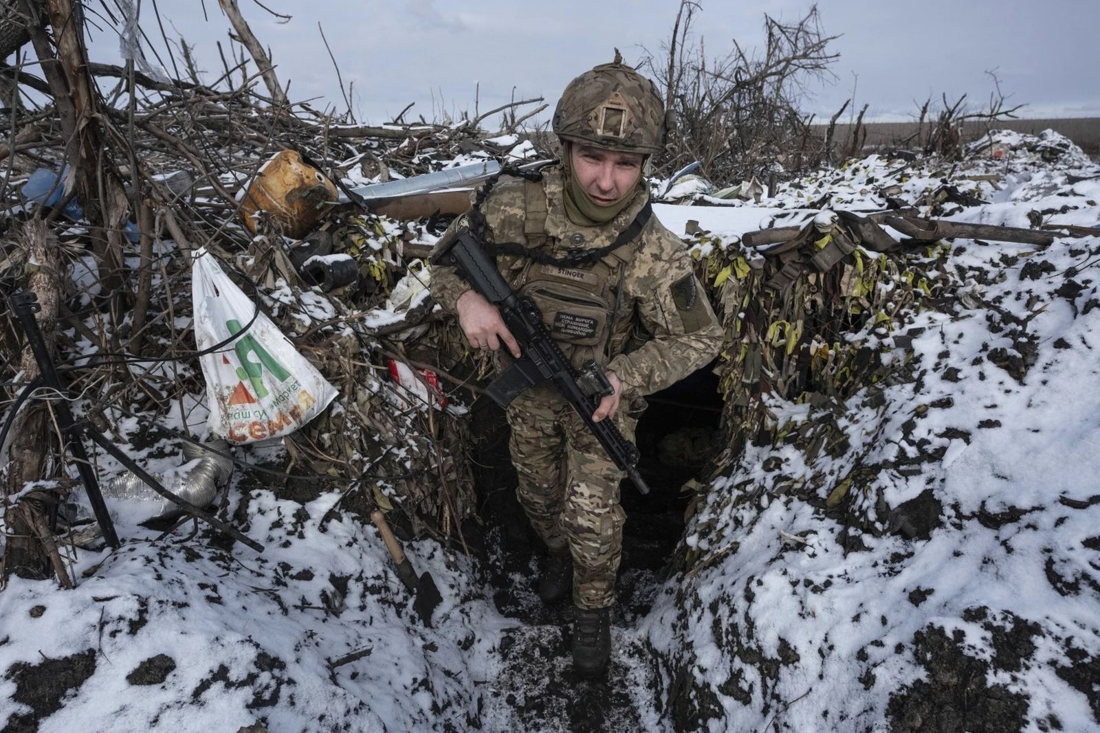 Украинский солдат занимает позицию на линии фронта в районе Клищевки в Донецкой области. 19 февраля / Iryna Rybakova / AP Photo