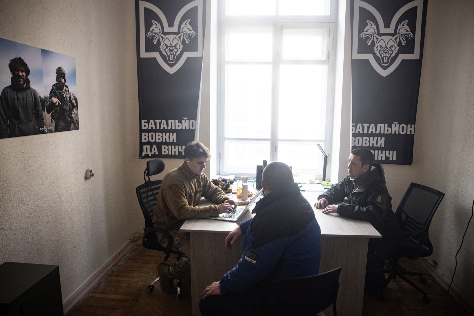Офицер по набору в батальон «Волки ДаВинчи» Макс (слева), проводит собеседование с 39-летним Михаилом (в центре) в Киеве. 22 февраля / Chris McGrath / Getty Images