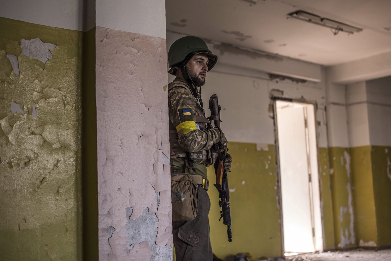 Солдат украинской армии прячется в здании, укрываясь от обстрелов противника в Северодонецке. Зеленский называет битву в городе «одной из самых трудных на протяжении всей этой войны». 8 июня / Oleksandr Ratushniak / AP / CNN