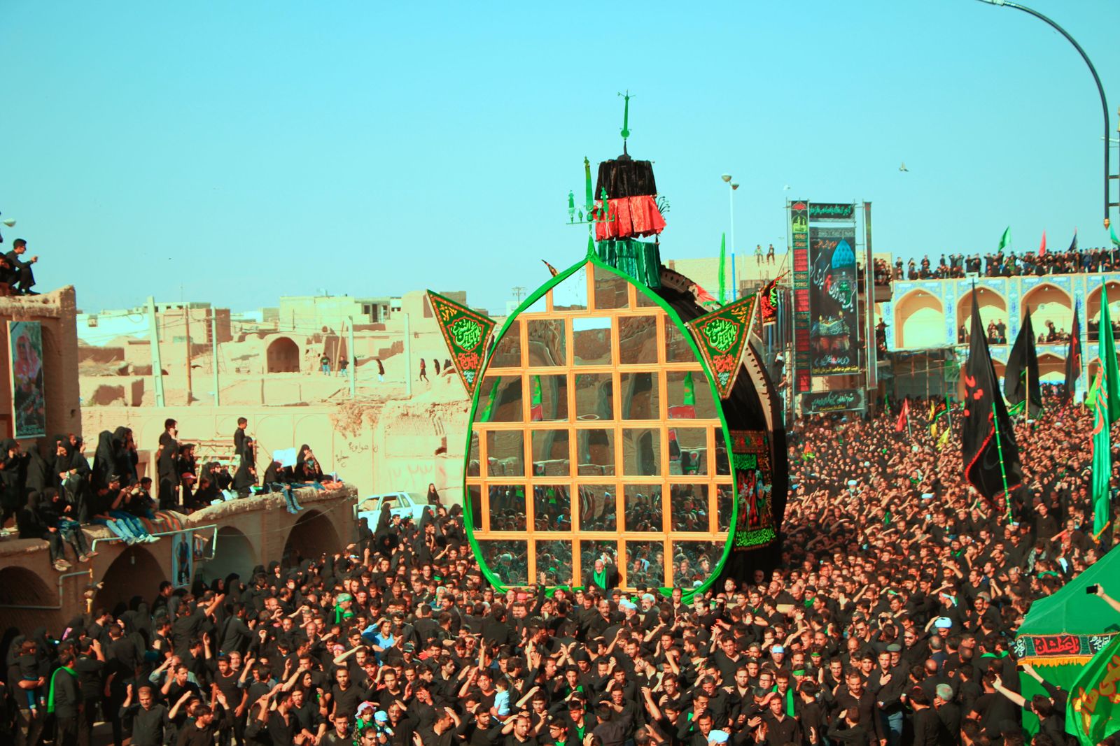 Символический «Гроб Хусейна». Провинция Йезд, Иран. Источник: Wikipedia.