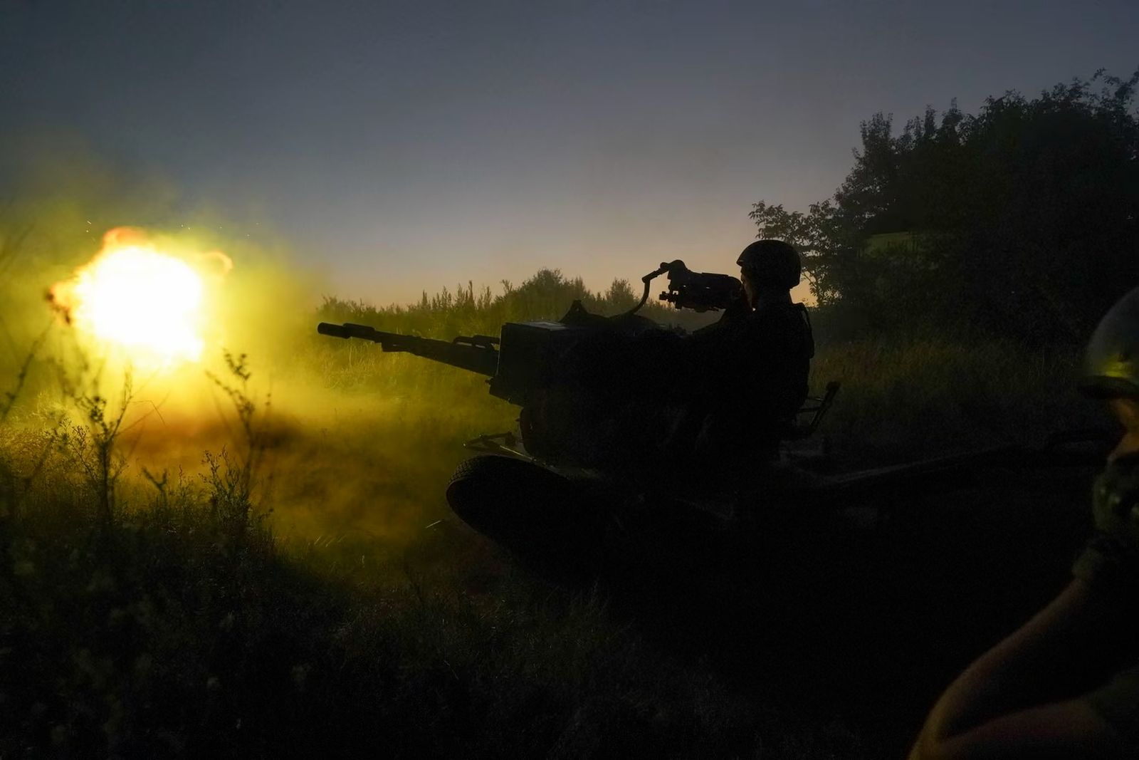 Украинские военные ведут огонь по российским позициям в Харьковской области. 24 августа / Andrii Marienko / AP / Atlantic