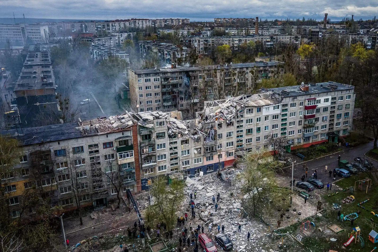 Фотохроника войны. Главные снимки апреля: Пасха на руинах церквей, стена на  финской границе и 25 лет за «госизмену»