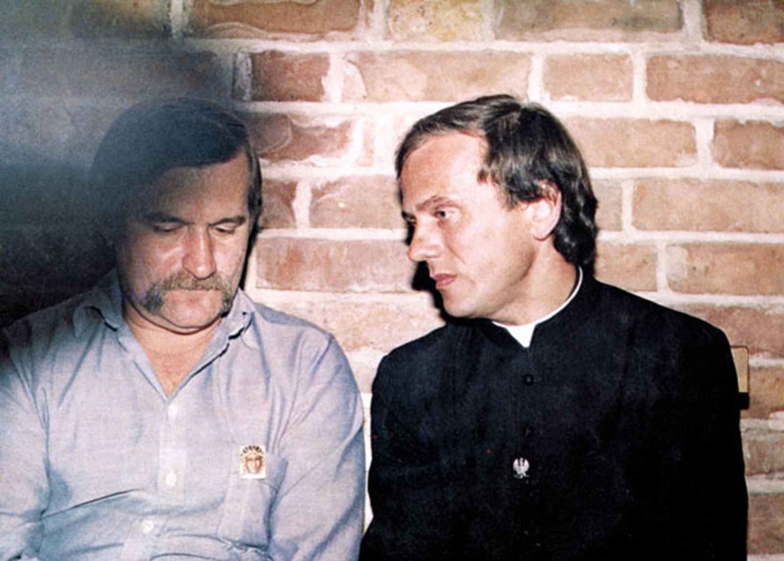 Встреча Леха Валенсы и&nbsp;отца Ежи Попелушко в&nbsp;костеле Святой Бригитты в&nbsp;Гданьске 1983 года. Фото из&nbsp;архивов центра польского центра KARTA.