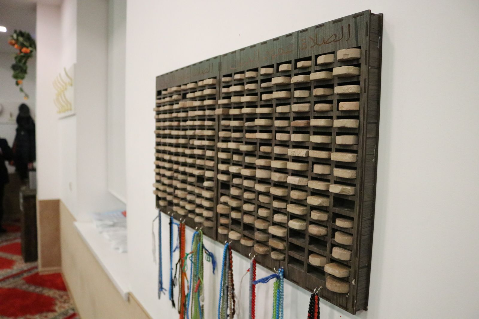 Полочка для хранения мухров в&nbsp;шиитской мечети. Фото автора.