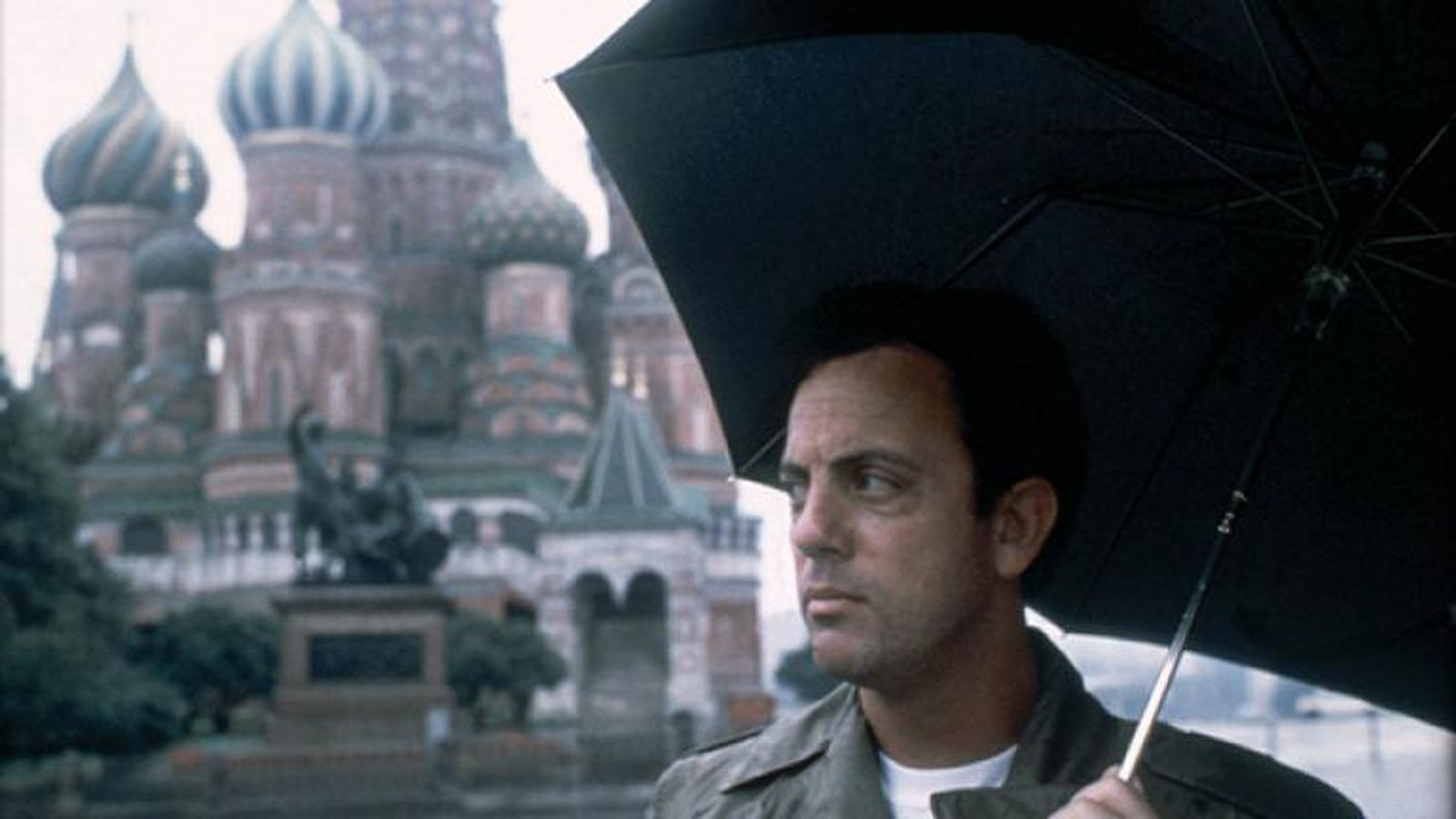 Билли Джоэл в Москве, на фоне храма Василия Блаженного / Кадр из фильма «Билли Джоэл. Окно в Россию» Билли Джоэл в Москве, на фоне храма Василия Блаженного / Кадр из фильма «Билли Джоэл. Окно в Россию»