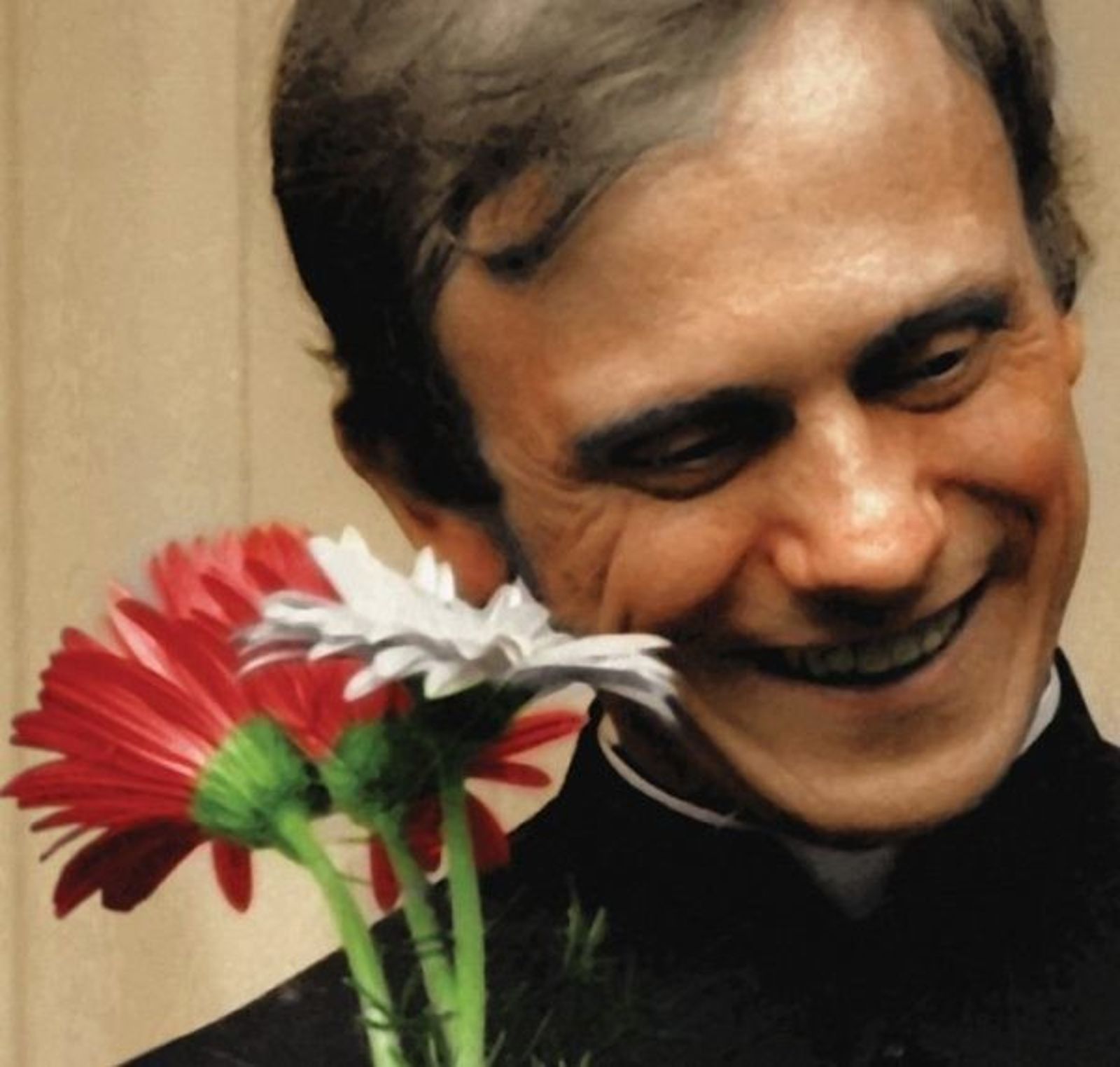 Одно из&nbsp;самых известных фотографий отца Ежи Попелушко, сделанной за&nbsp;два месяца до&nbsp;его трагической смерти, который символизирует доброту ксендза и&nbsp;его призыв «побеждать зло добром». Фото Эразма Челека, официального фотографа «Солидарности».