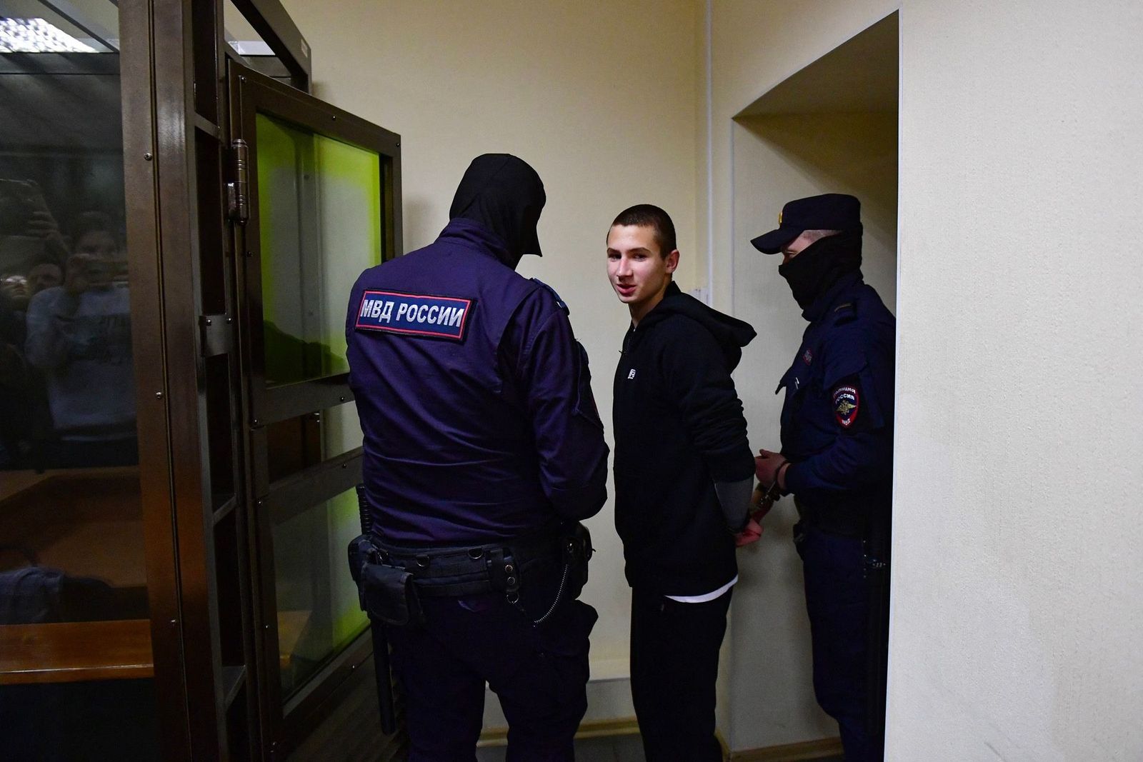 17-летний Егор Балазейкин в суде в день оглашения приговора в виде 6 лет воспитательной колонии. Подростка судят за попытку поджога военкомата в Петербурге и городе Кировске Ленинградской области. 22 ноября / Ольга Мальцева / AFP