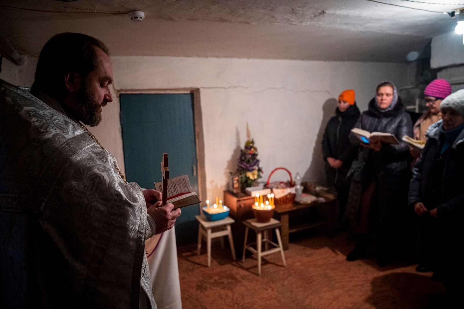 Жители Часова Яра укрываются в бомбоубежище, чтобы провести Рождественскую службу, во время объявленного «перемирия». 7 января / Dimitar Dilkoff / AFP / Scanpix / LETA / Meduza​