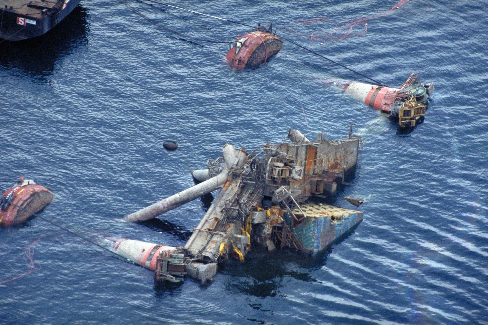 Катастрофа на нефтяной платформе Alexander L. Kielland в Норвегии в 1980 году, в результате которой погибли 123 человека. Катастрофа на нефтяной платформе Alexander L. Kielland в Норвегии в 1980 году, в результате которой погибли 123 человека.