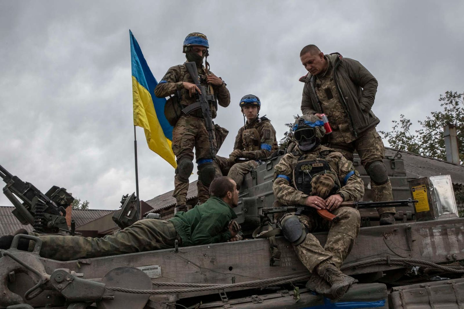 Пленный российский солдат лежит на танке, окруженный украинскими солдатами в Изюме после того, как ВСУ провели контрнаступление и освободили город. 11 сентября / Laurent Van Der Stockt / Le Monde