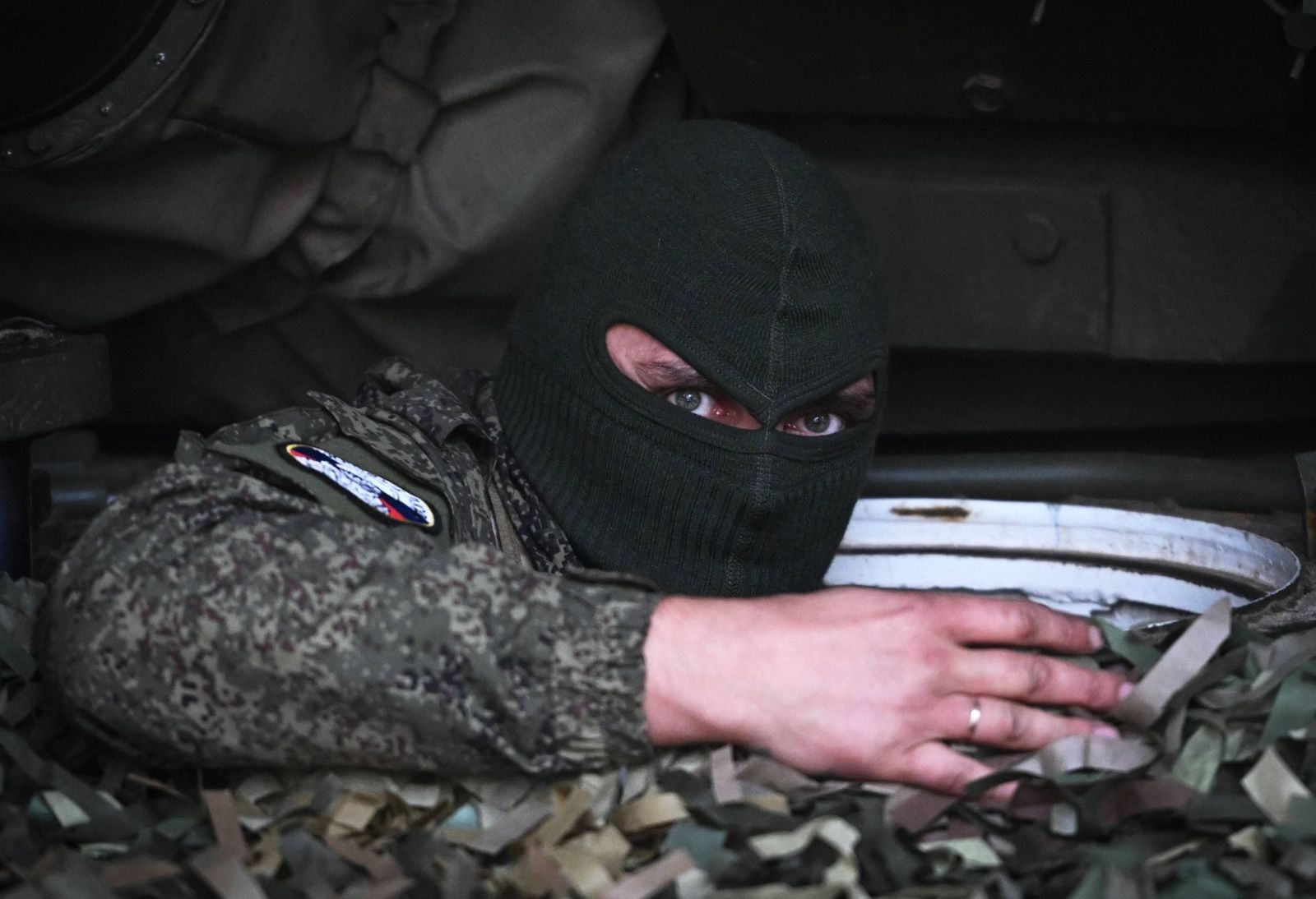 Российский военнослужащий внутри танка Т-80 под Лиманом. Этот город в Донецкой области остается стратегически важной точкой, расположенной в примерно в ста километрах к северу от оккупированного Донецка и находящейся рядом с крупным железнодорожным у