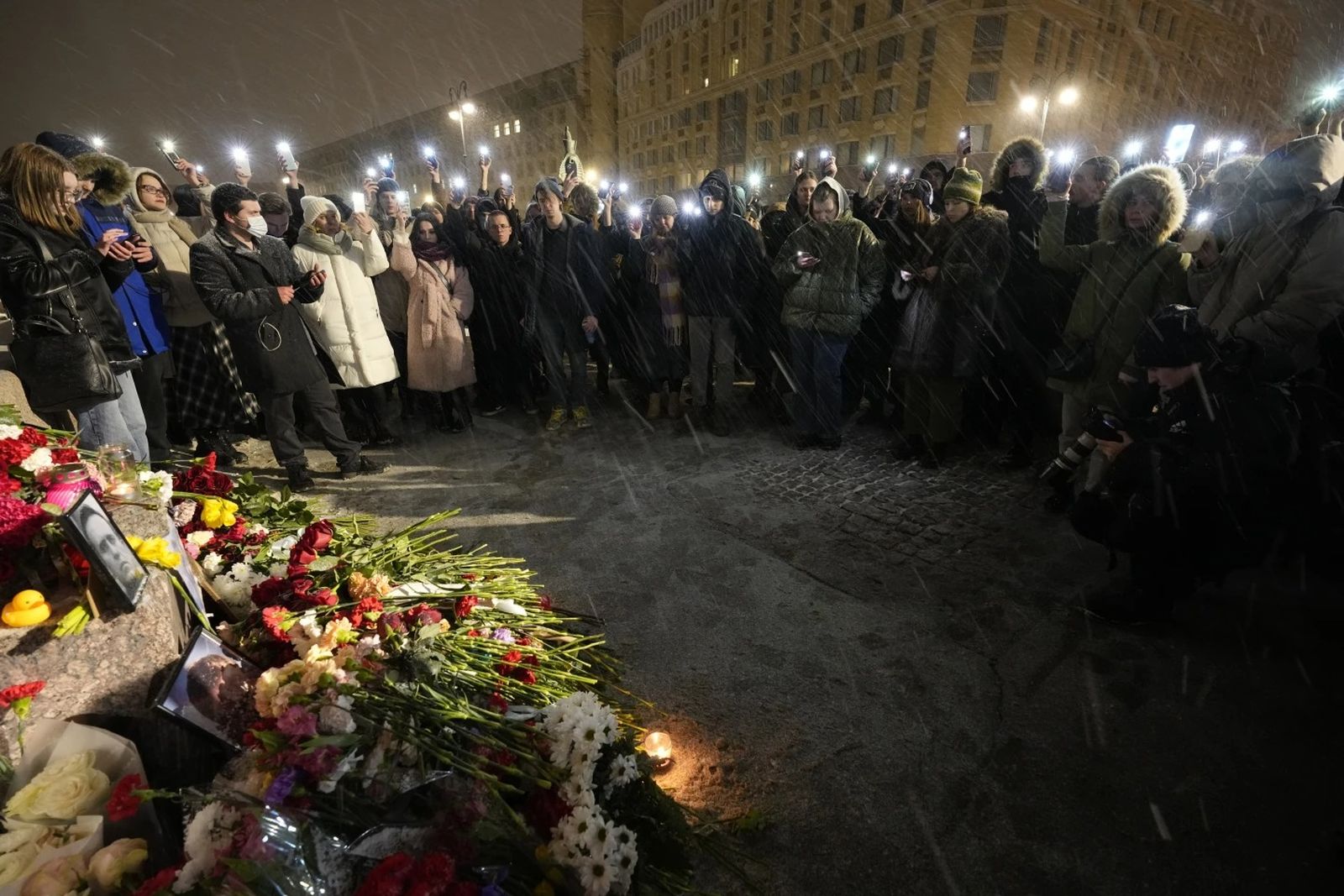 Люди размахивают фонариками в память об Алексее Навальном у Мемориала жертвам политических репрессий в Санкт-Петербурге. 16 февраля / Dmitri Lovetsky / AP Photo