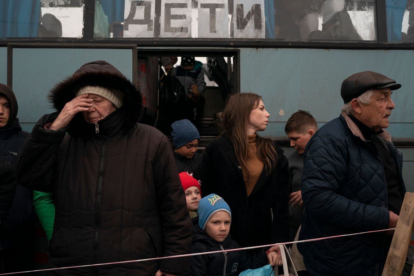 Эвакуированные жители Мариуполя прибывают в центр приема беженцев в Запорожье. По сообщениям украинских властей, из города по состоянию на 27 марта было эвакуировано 150 тысяч человек. 21 апреля / Leo Correa / AP / Scanpix / LETA