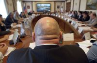 «Истории, рассказанные спиной». Фотовыставка о том, как тело говорит о человеке, Чиновник на совещании. 2012 — Александр Коряков / Коммерсантъ — миниатюра