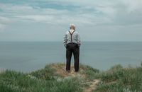 «Застывшая Кубань». Фотопроект о магическом реализме южного края, Незнакомец стоит над обрывом на берегу Азовского моря — миниатюра
