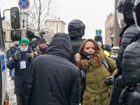 Женщины в окружении мужского внимания. Фоторепортаж к годовщине январских протестов против коррупции и ареста Навального,  — миниатюра