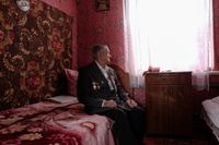 «Застывшая Кубань». Фотопроект о магическом реализме южного края, Николай Алексеевич — местная знаменитость в станице Голубицкой. Он ветеран Великой Отечественной и дирижер детского хора в станичном Доме культуры — миниатюра