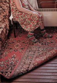 «Застывшая Кубань». Фотопроект о магическом реализме южного края, Татьяна в своем доме на берегу моря. Здесь у нее есть небольшое подворье и красивый вид из окна, но она все равно скучает по северу — миниатюра