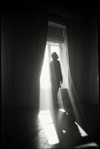 «Истории, рассказанные спиной». Фотовыставка о том, как тело говорит о человеке, «В 2017-м году, в каком-то особняке в центре Москвы. Кто этот человек — не знаю» — Юрий Нездойминога — миниатюра