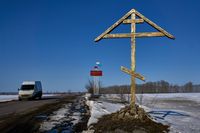 Чамлык-Никольское: жизнь на земле и в земле, Православный крест на въезде в село Чамлык-Никольское — миниатюра