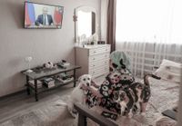 «Застывшая Кубань». Фотопроект о магическом реализме южного края, Местные жители слушают речь президента в первую волну пандемии — миниатюра