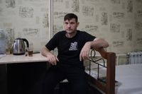 Релоканты. Фотопроект о мужчинах, уехавших в Казахстан после начала мобилизации, Юрий из Москвы в хостеле Астаны — миниатюра