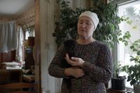 «Когда тебе тяжело, ты ко мне приезжай», Кот, которого недавно приютила семья — миниатюра