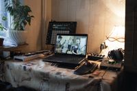 Релоканты. Фотопроект о мужчинах, уехавших в Казахстан после начала мобилизации, Рабочее место Виктора из Санкт-Петербурга в его комнате в Уральске — миниатюра