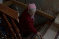 «Когда тебе тяжело, ты ко мне приезжай», Мария поднимается на второй этаж дома, который выделили для нее — миниатюра