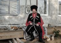 «Застывшая Кубань». Фотопроект о магическом реализме южного края, Сергей в казачьей форме во дворе своего дома в поселке Южный Склон. Он принял присягу и вступил в ряды кубанского казачества, переехав на Кубань с севера — миниатюра
